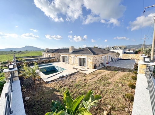 FOÇAKÖY DE MÜSTAKİL HAVUZLU GENİŞ BAHÇELİ TEK KAT 3+1 TAŞ VİLLA