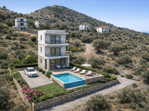 FOÇA EMLAK'TAN SAZLICADA HAFRİYATSIZ ÖNÜ YEŞİL ALAN VİLLA ARSASI