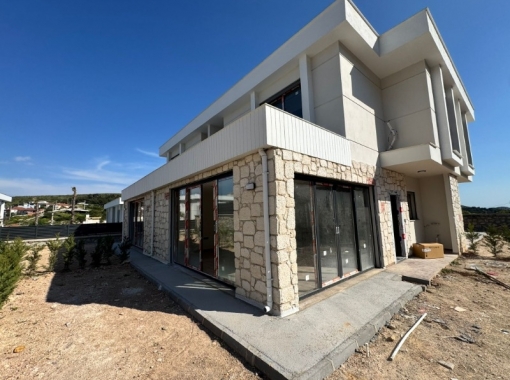 FOÇA EMLAK'TAN ILIPINAR DA 2+1 GENİŞ BAHÇELİ MODERN VİLLA