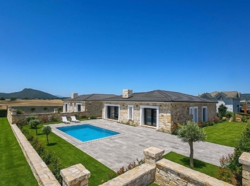 FOÇAKÖY DE MÜSTAKİL HAVUZLU GENİŞ BAHÇELİ TEK KAT 3+1 TAŞ VİLLA