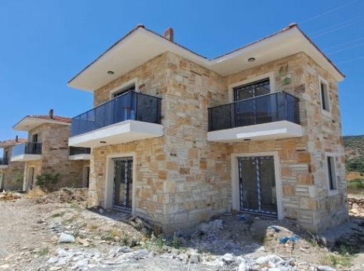ESKİ FOÇA DA MÜSTAKİL BAHÇELİ - HAVUZLU - 3+1 TAŞ VİLLA